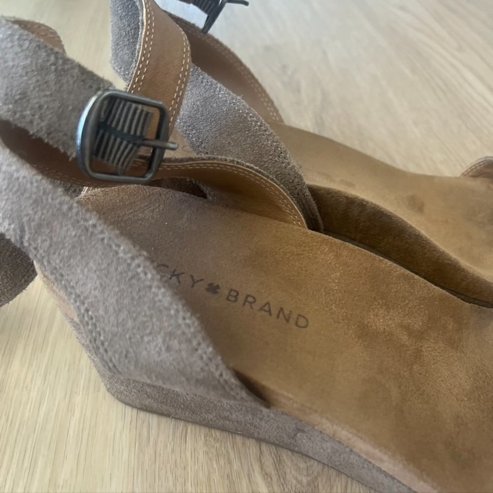 ** Lucky Brand Tan Suede Wedges Sandals Size 9 EU 40 - Picture 3 of 11